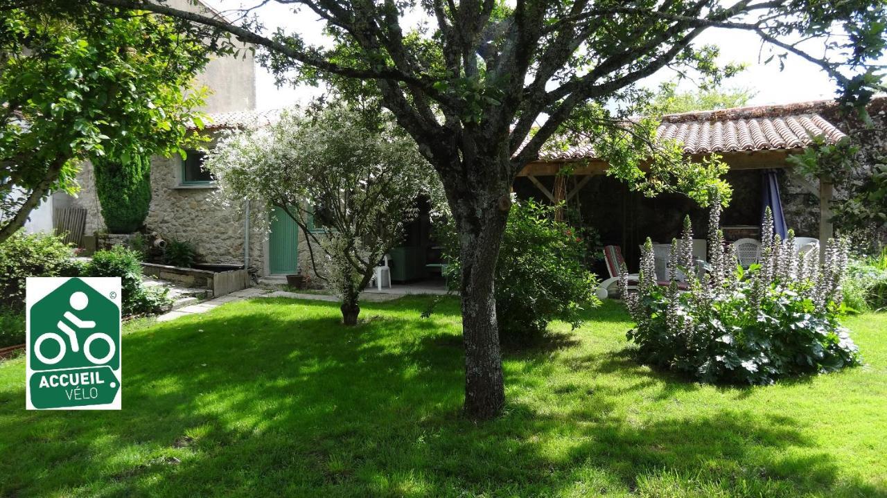 Logis Des Douves Acomodação com café da manhã Tiffauges Exterior foto
