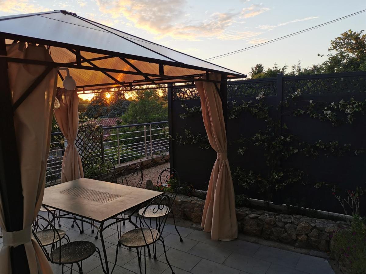Logis Des Douves Acomodação com café da manhã Tiffauges Exterior foto